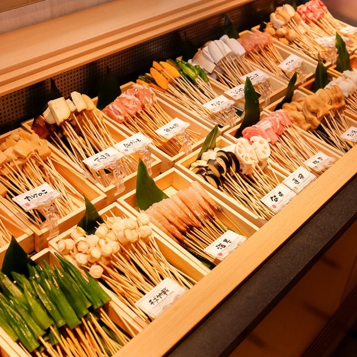 ■30種以上の串揚げ食べ放題■
お好きな具材を、お好きなトッピングで、
自分だけのオリジナル串揚げを作っちゃおう！
30種類以上の厳選された具材の串ネタと、
季節によってかわるサラダやご飯、デザートまで…
「選ぶわがまま」叶えます★